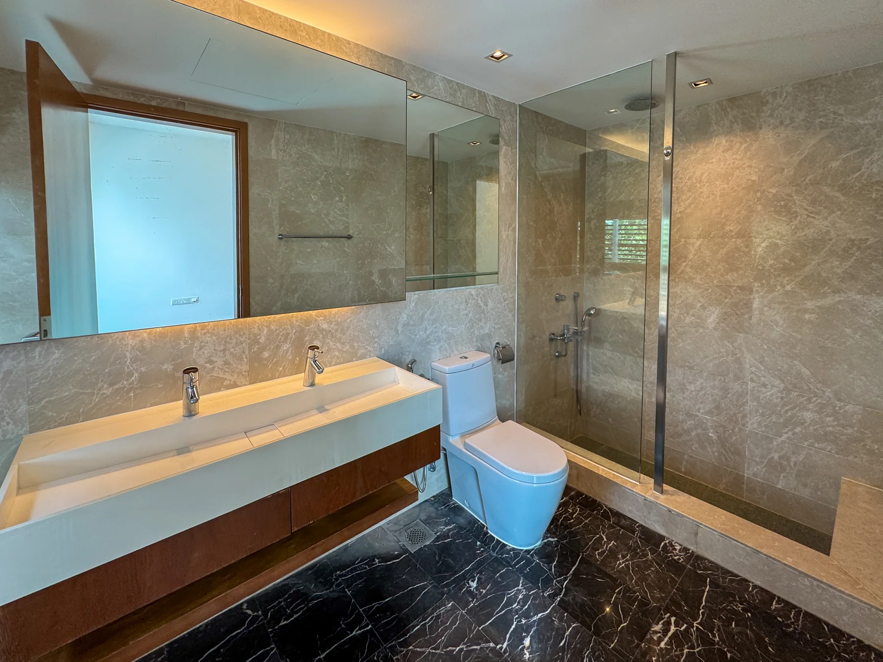 Bathroom in the pool-view corner Cabana home